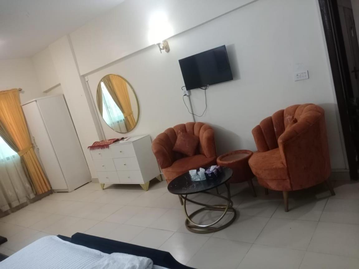 Goho Rooms 10Th Commercial Карачі Номер фото