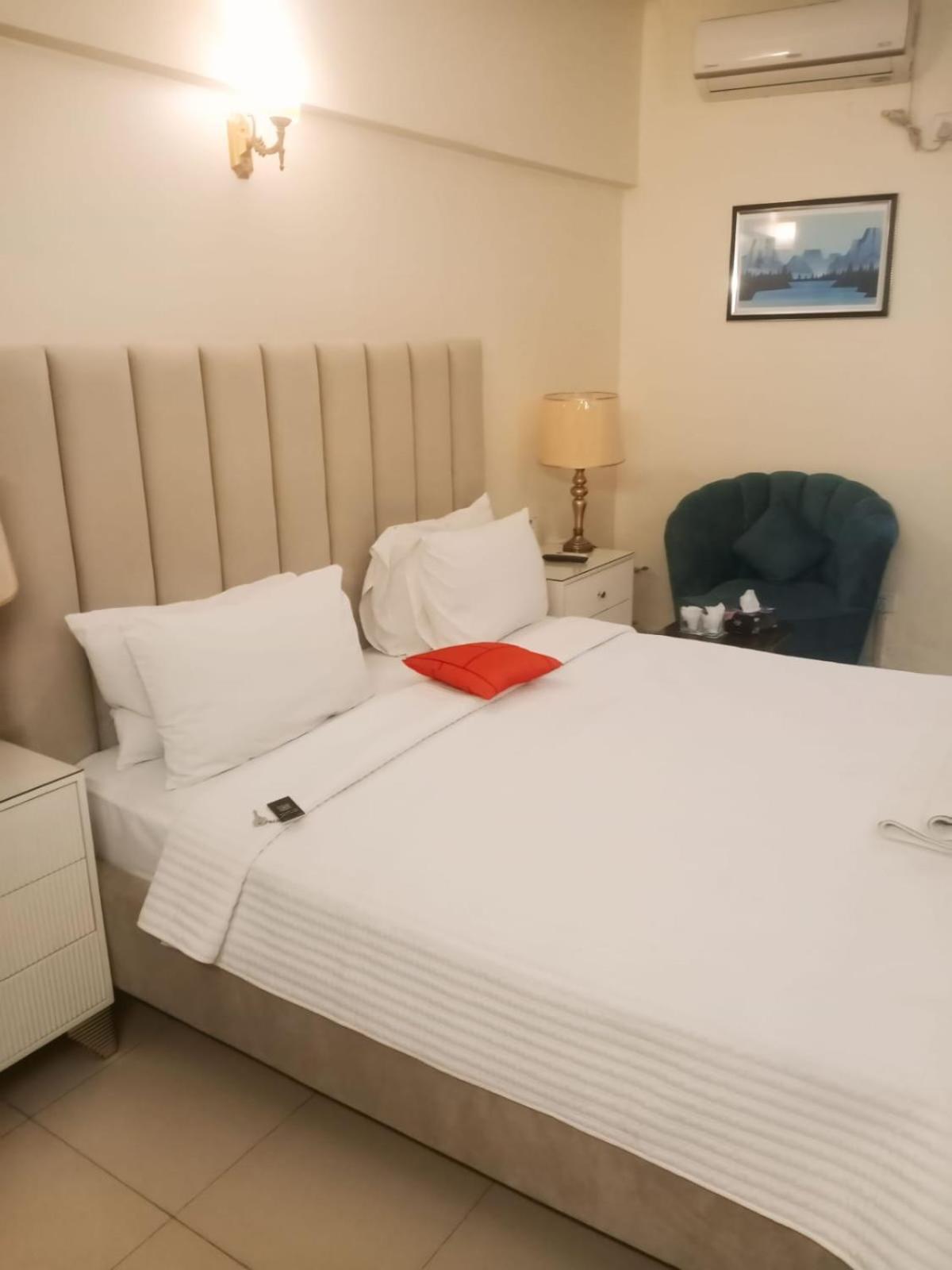 Goho Rooms 10Th Commercial Карачі Номер фото